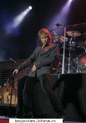 bon jovi dance...  doamne.,,,  yuti  cum face :rotfl:  :rotfl: concert