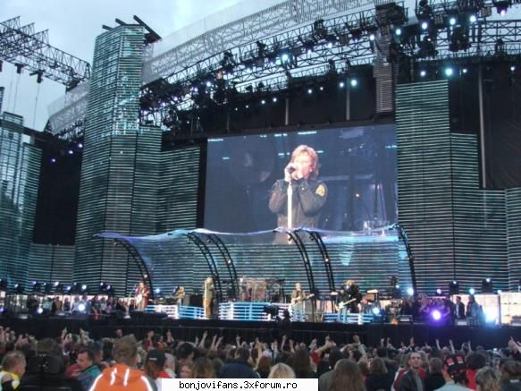 poza asta e tare!!!!! :nod:  :nebun:  :dinti:  :nebun:  :nebun: concert